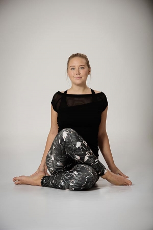 Ung kvinna i yoga ställning