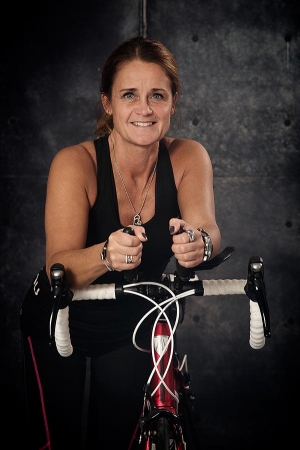Kvinna sittandes på träningscykel